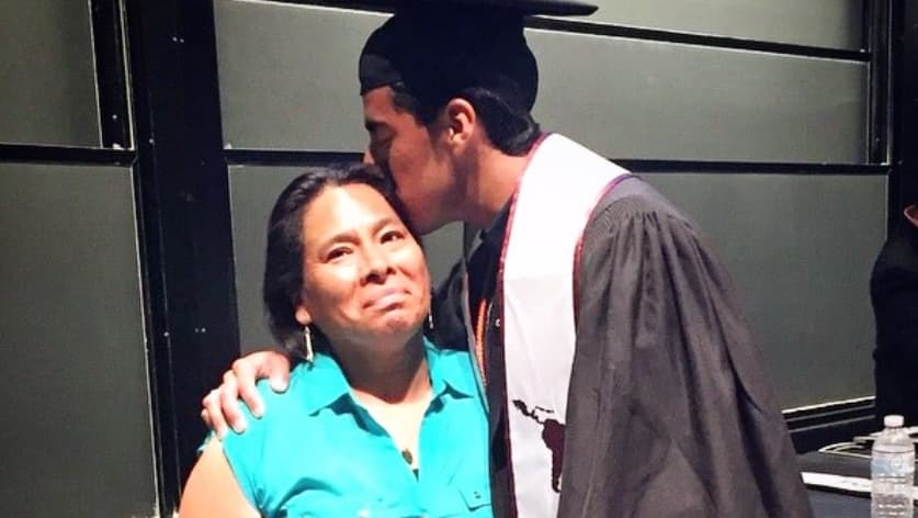 Cortesía Erick Martínez con su madre Maricela durante su graduación de la Universidad de Harvard.