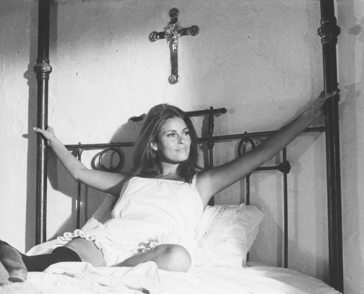 El papel revelación de Welch llegó en 1966 con la película prehistórica “One Million Years B.C.”, en la que tenía un total de tres diálogos. Ataviada con un bikini marrón, logró esquivar pterodáctilos, pero no el ojo del público. En la imagen, aparece en una escena del filme "The Beloved", de 1971.