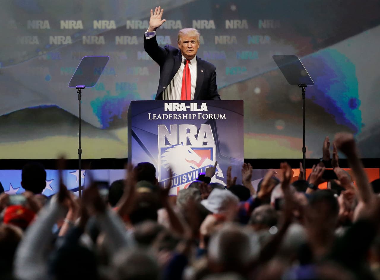 Cómo Trump y la Asociación del Rifle "firmaron un cese del fuego"