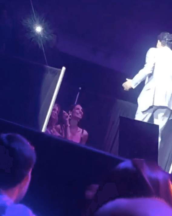 Tras mandarle dos besos a su novio, Raffaella comenzó a cantar a todo pulmón la canción junto a una de sus amigas, quien, al igual que ella, estaba disfrutando al máximo de la velada en uno de los mejores lugares del show.