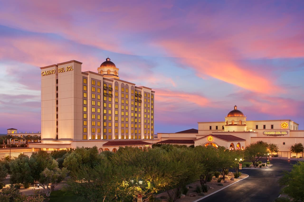 <b>Casino Del Sol </b>: La tribu Pascua Yaqui y el Casino Del Sol han tomado la decisión de cerrar temporalmente tanto el Casino del Sol como el Casino of the Sun a partir del miércoles 18 de marzo
<b> hasta el lunes 13 de abril</b> a las 8:00 AM. Este cierre incluirá Casino Del Sol, Casino of the Sun, the Resort, Estrella at Casino Del Sol, AVA Amphitheater, y Sewailo Golf Club.
<br>