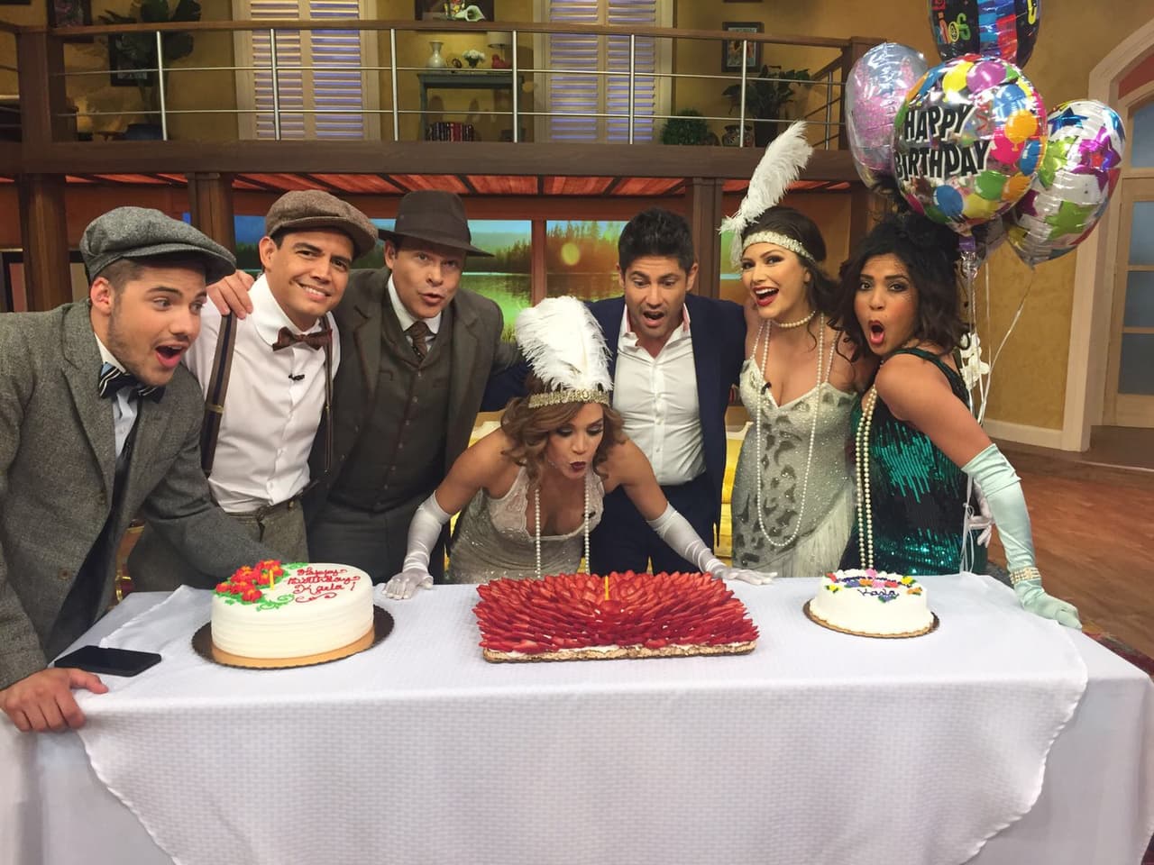 "No tengo nada más que agradecerle a Dios tantas bendiciones, he cumplido 41 años plena, plena, plena. No me arrepiento de nada. Solo tengo agradecimiento, no pido nada", dijo emocionada Karla Martínez antes de partir el pastel.