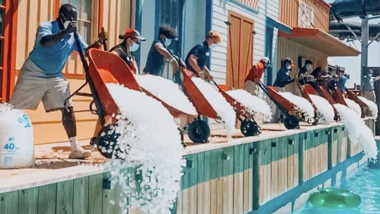 El parque anunció que el sábado y domingo a la 1pm, echaron 15,000 libras de hielo en una de sus piscinas para intentar enfriar el agua.
