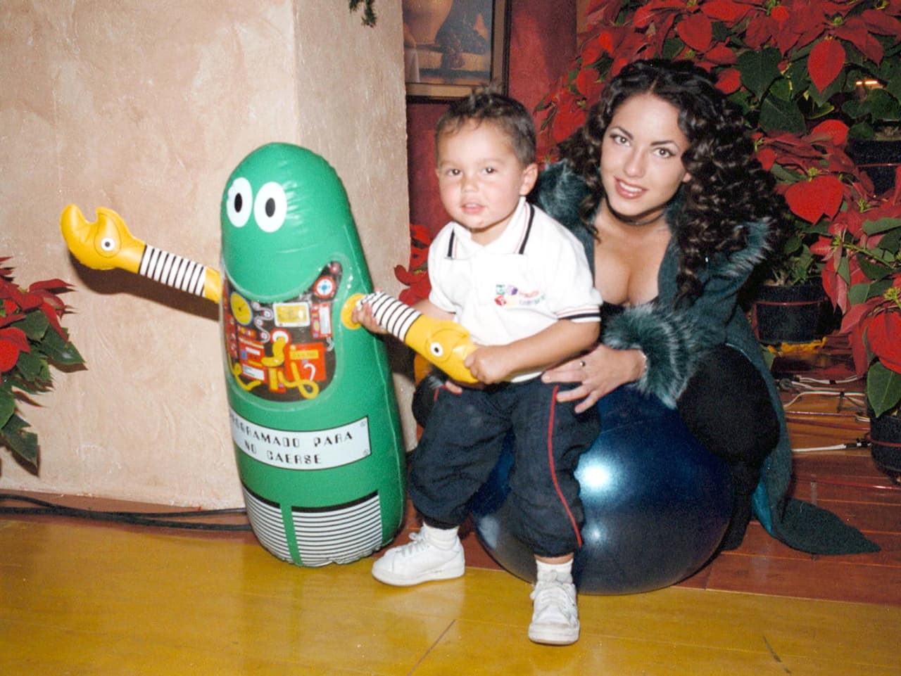 <b>Bárbara Mori</b>
<br>Cuando tenía sólo 20 años, la protagonista de ‘Rubí’ se convirtió en madre de su único hijo, quien nació como fruto de su relación con el famoso Sergio Mayer.