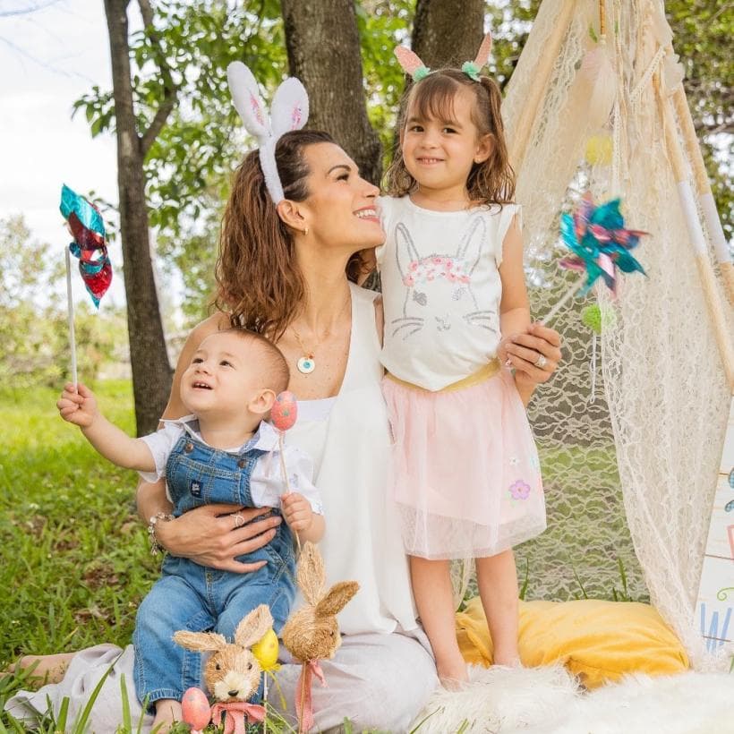 Michelle nació en el 2015 y Liam en el 2018, al ser poca la diferencia de edad, los hermanitos se han convertido en cómplices de juegos, y ahora de estudios.