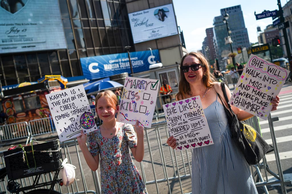 Decenas de fans y curiosos se congregaron el jueves en los alrededores del Madison Square Garden ante la inminente boda de Taylor Swift y Travis Kelce, prevista para la noche del viernes, confirmaron autoridades vinculadas al operativo de seguridad.