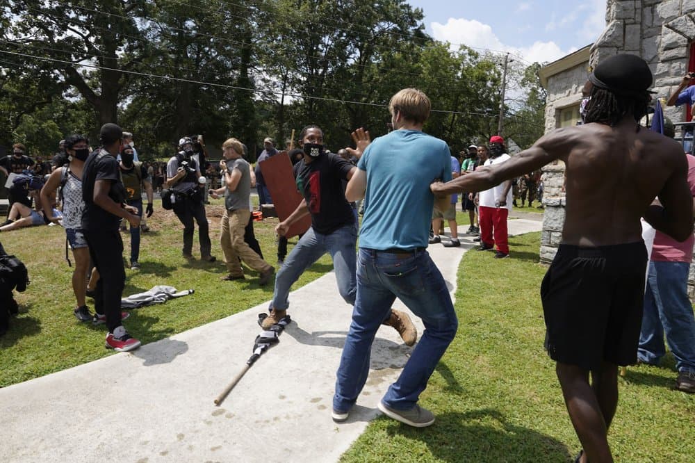 Justo antes de la 1 p.m., estallaron las peleas, con personas que se golpeaban y pateaban entre sí y tiraban piedras.