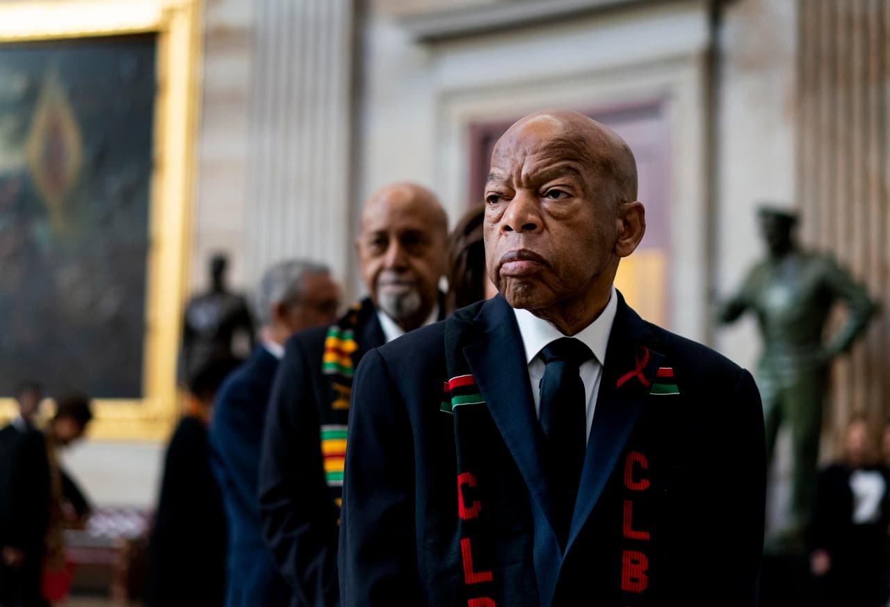 <b>John Lewis, 80 años. </b>Fue un ícono del movimiento de derechos civiles. Partició en la marcha que recibió una sangrienta paliza por parte de la policía estatal de Alabama en 1965, un episodio que ayudó a unir el movimiento contra a la segregación racial. Tuvo una larga y celebrada carrera en el Congreso. Falleció el 17 de julio de cáncer de páncreas.
<a href="https://www.univision.com/local/atlanta-wuvg/activista-politico-e-icono-de-los-derechos-civiles-asi-fue-la-vida-y-obra-de-john-lewis-fotos"><u>Vea aquí la vida de John Lewis en fotos</u></a>
<br>
