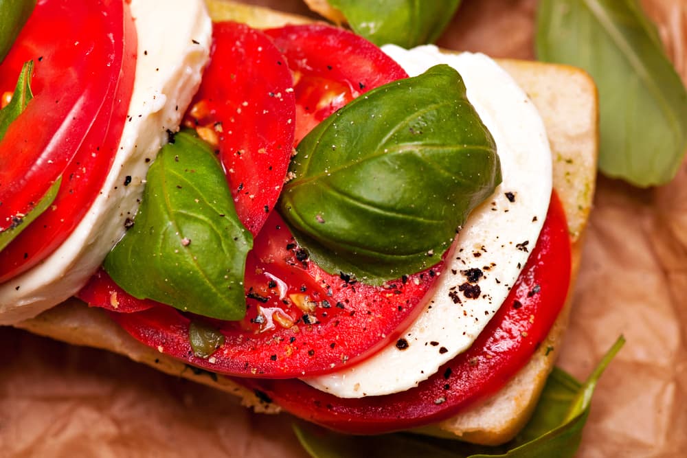 Sándwich caprese. Tienes un papá que se cuida mucho, si es así debes seguir esta receta para que sorprendas al campeón de la casa. Se trata de un sándwich caprese lo único que necesitas es pan, queso mozzarella, albahaca, tomate y aceite de oliva.