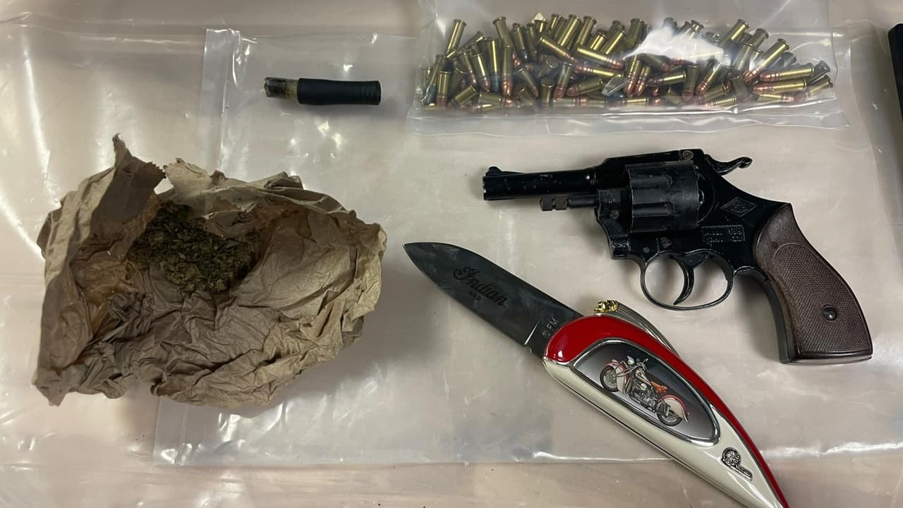 El oficial Brandon Lanier, dijo que la policía de Miami arrestó a un vagabundo en Overtown, quien cargaba esto encima.
<br>