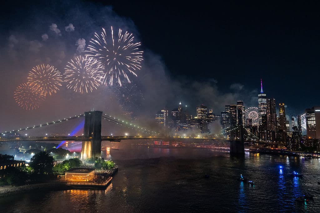 El evento comenzó a las 9:25 p.m. e 
<b>incluyó 80,000 proyectiles con 11 efectos nuevos y 30 colores diferentes </b>desde cuatro barcazas ubicadas en la parte baja del río, entre el Muelle 17 y el Helipuerto del Centro de Manhattan, cerca del Puente de Brooklyn.