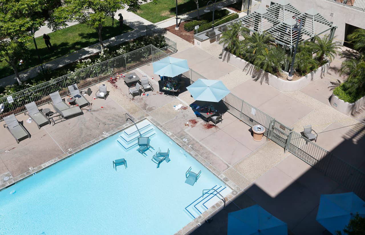 La balacera cobró la vida de una mujer y dejó a seis más heridos. Selis también falleció durante el altercado a manos de los agentes de la policía.