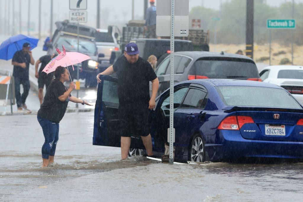 Algunos conductores esperaban en Palm Springs por si las aguas bajaban, para poder mover a terreno firme sus autos.