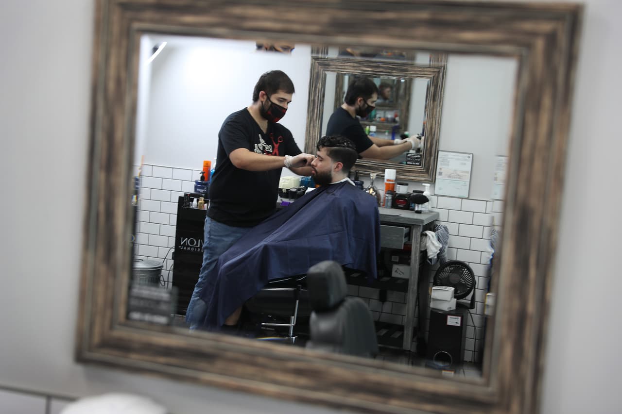 De acuerdo con el informe del martes en la mañana del Departamento de Salud de Florida, en el condado Palm Beach se han presentado 4,093 casos de coronavirus y 245 personas han perdido la vida. 
<br>