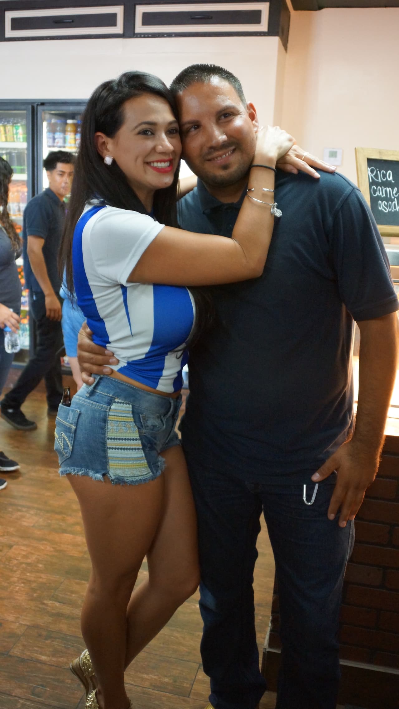 La hondureña confía en que su selección le gane a México y en un próximo partido, y no tiene problema con seguir pagando apuestas hasta lograr que El Feo y El Pelón sean los que paguen el siguiente reto.