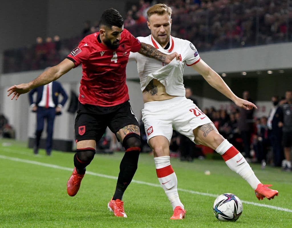 Karol Swiderski se pona la capa de héroe y con su solitario gol, Polonia venca 0-1 en su visita a Albania.