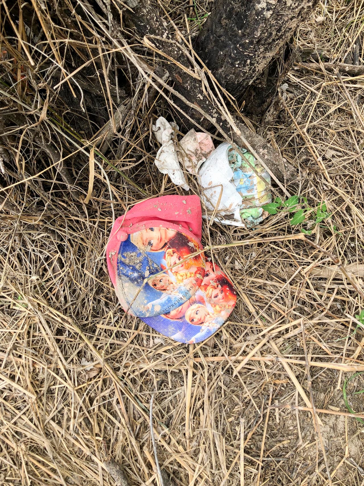 También hay muchas prendas de niños y bebés, una muestra de la nueva ola migratoria en la que los hombres adultos han dejado de ser mayoría entre los capturados por la Patrulla Fronteriza.