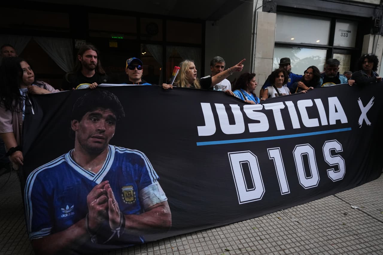 “Me enfurece que no asuma responsabilidad”: hija de Maradona estalla contra el médico de su padre
