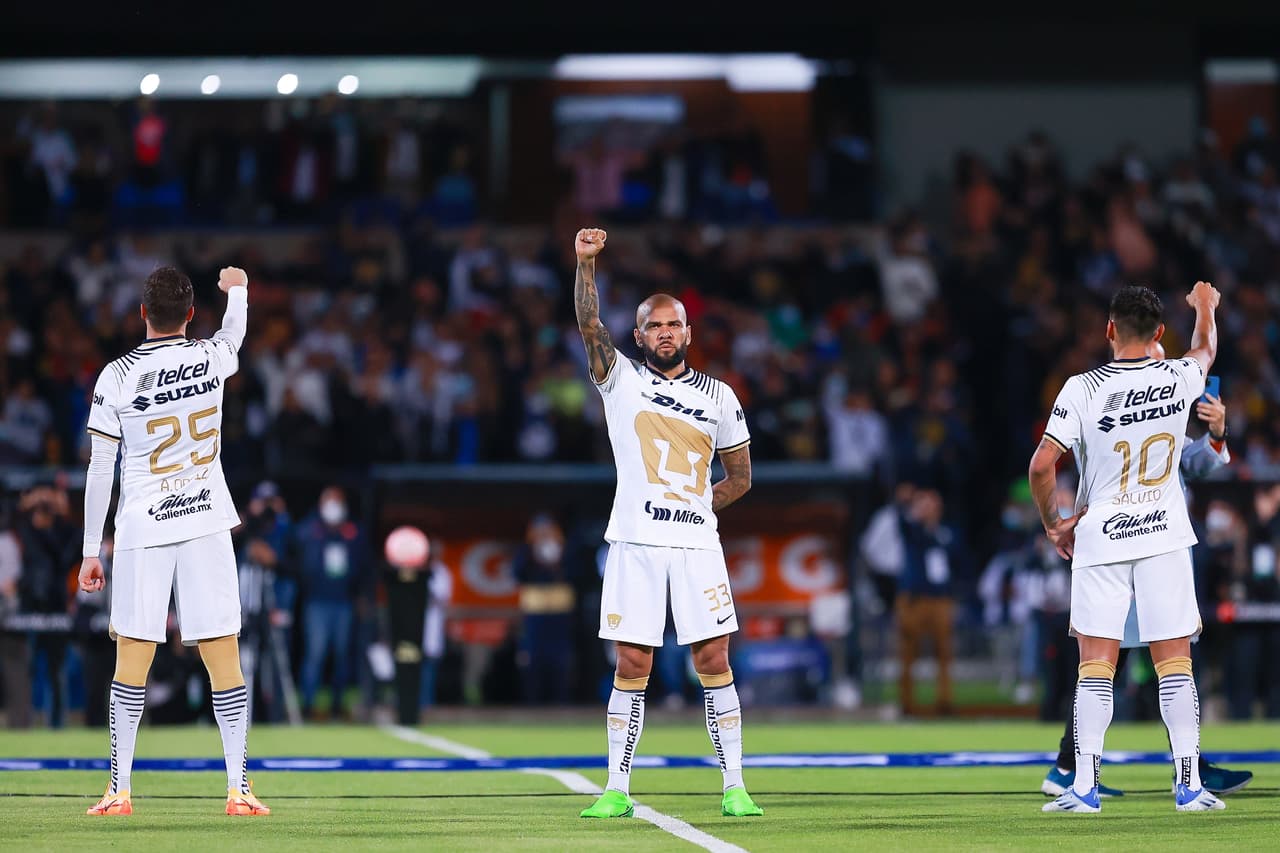 Dani Alves debutó como titular con Pumas en un pletórico estadio Olímpico Universitario en el que apenas pudieron rescatar el empate ante un aguerrido Mazatlán FC gracias a la asistencia del histórico brasileño sobre el final del partido.