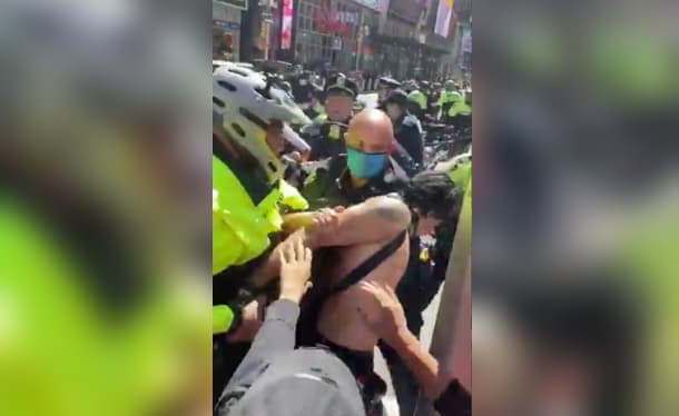 Cerca de 100 manifestantes son arrestados durante protestas contra ICE en NYC