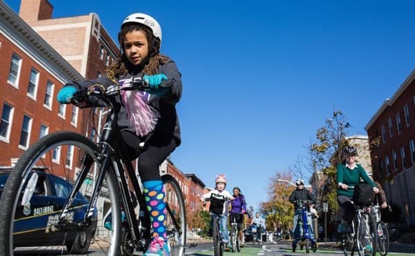 Departamento de transporte de Nueva York regalará cascos a ciclistas 