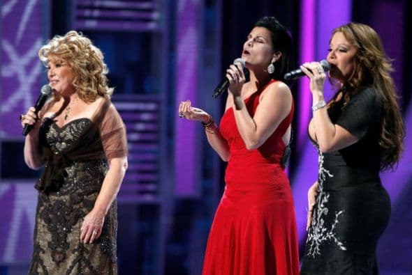 En ese año, Jenni Rivera derramó lágrimas, pero también dio tremendo show acompañada de Olga Tañón y Vikki Carr.