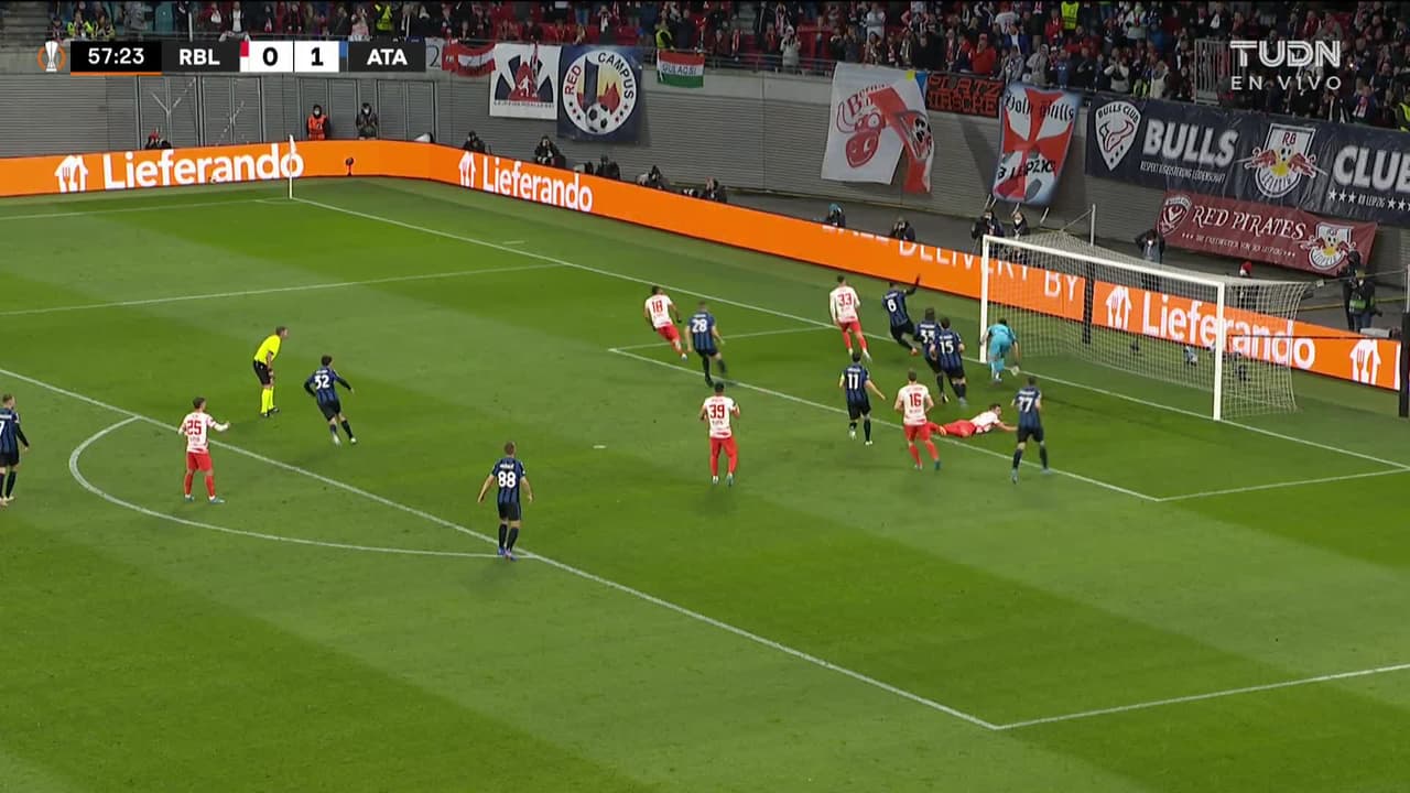 ¡TIRO ATAJADO! disparo por Willi Orban.