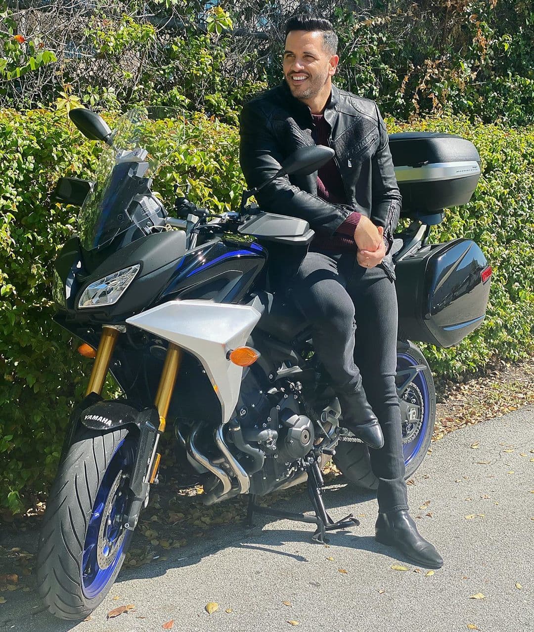 Y llegó el fin de semana y Yisus, con todo y moto, lo sabe.