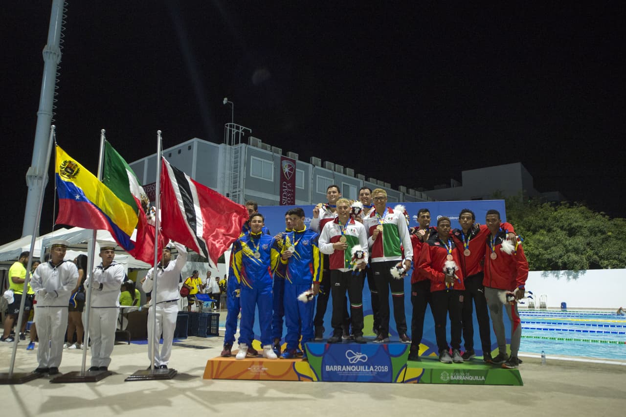 En el relevo 4x100 libre masculino México también ganó oro. El equipo de Venezuela fue plata y el de Trinidad bronce.