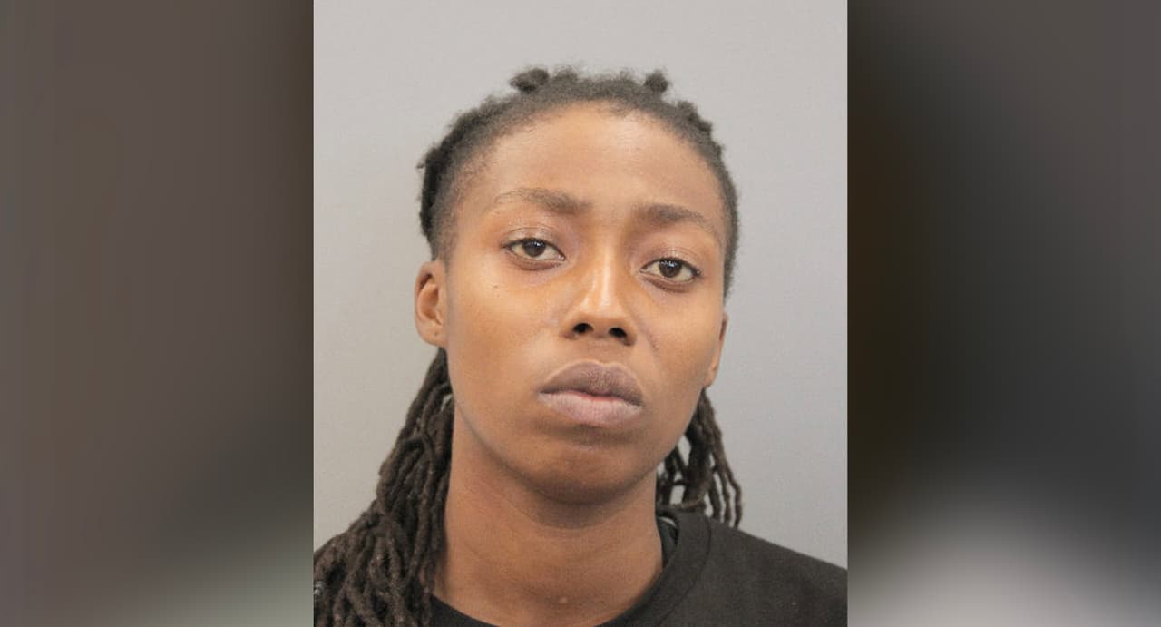 Galonda Marie Russell, es sospechosa de agredir a un miembro de su familia.