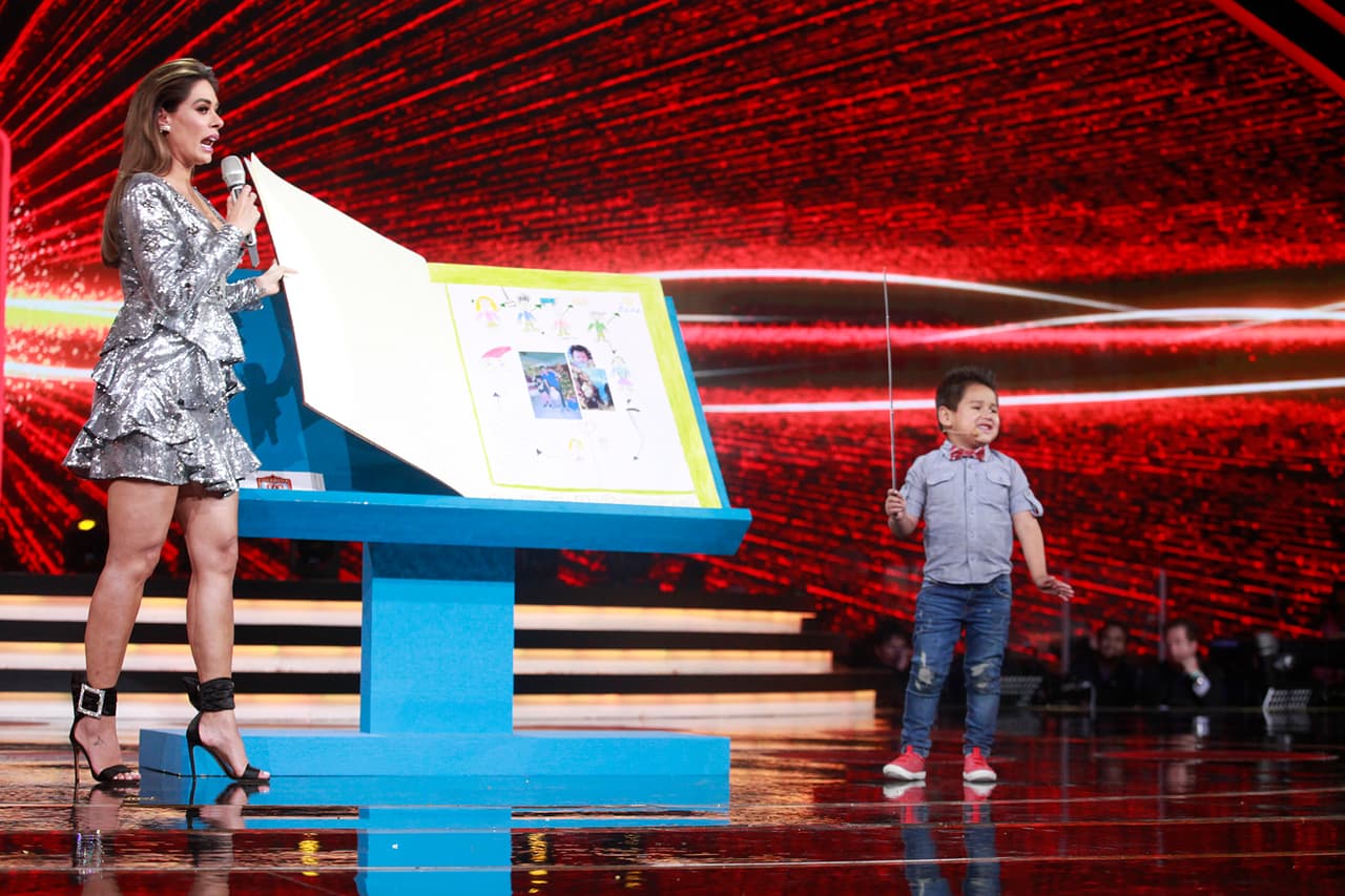 Había llegado el momento de que el último capitancito subiera al escenario para hablar de su 'Álbum de vida'. Giovani se plantó ante Galilea para hablar de la historia de su familia, que llevaba anotada en un gran cuaderno.