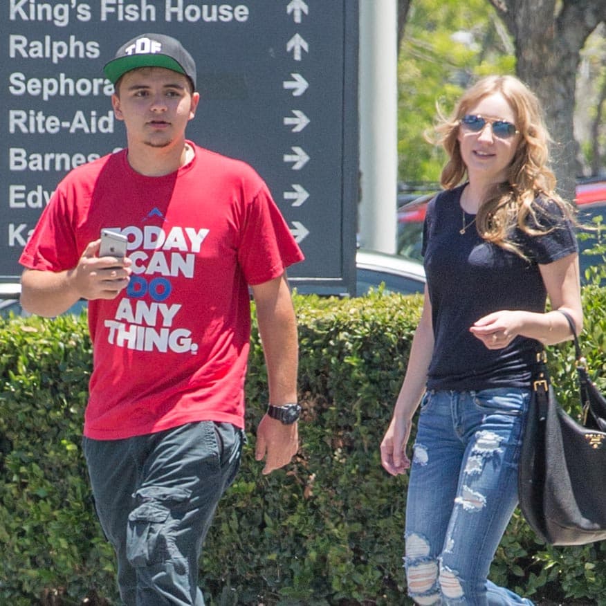 Ni más ni menos que en un lujoso auto y con una chica muy linda a su lado.
