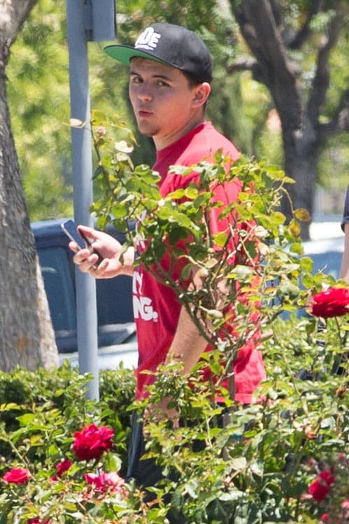 Se graduó con honores de la Escuela Secundaria Buckley.