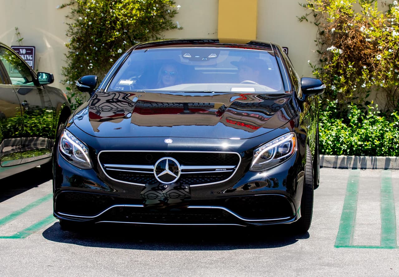 Prince condujo como los grandes este Turbo Mercedes en color negro por todo Calabasas.