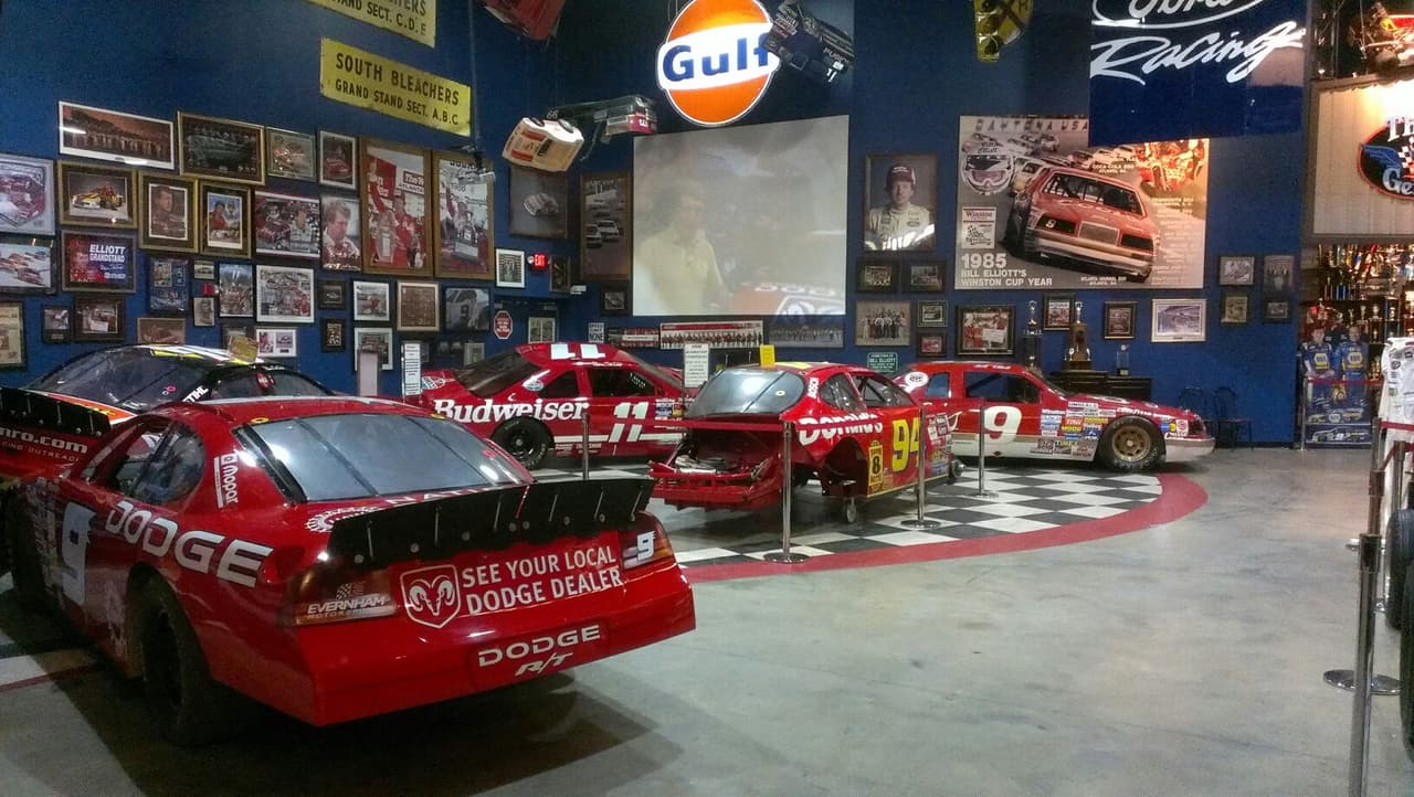 <b><a href="http://georgiaracinghof.com/" target="_blank">Georgia Racing Hall of Fame (Dawsonville)</a></b>. Acá se rinde homenaje a los pilotos que han contribuido a la historia de las carreras de Georgia. Bill Elliot se encuentra entre los nombres más reconocibles de la lista, y su nombre adorna las botellas de alcohol ilegal en la destilería adyacente.