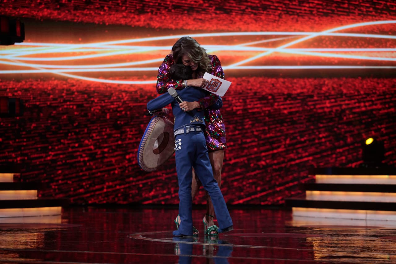 Incluso Verónica Castro no pudo aguantarse las ganas de darle su comentario: "Qué bien te sale cantar ranchero. Te queda muy bien". Y así fue como Kenneth se despidió del escenario de Pequeños Gigantes con su primera calificación perfecta.