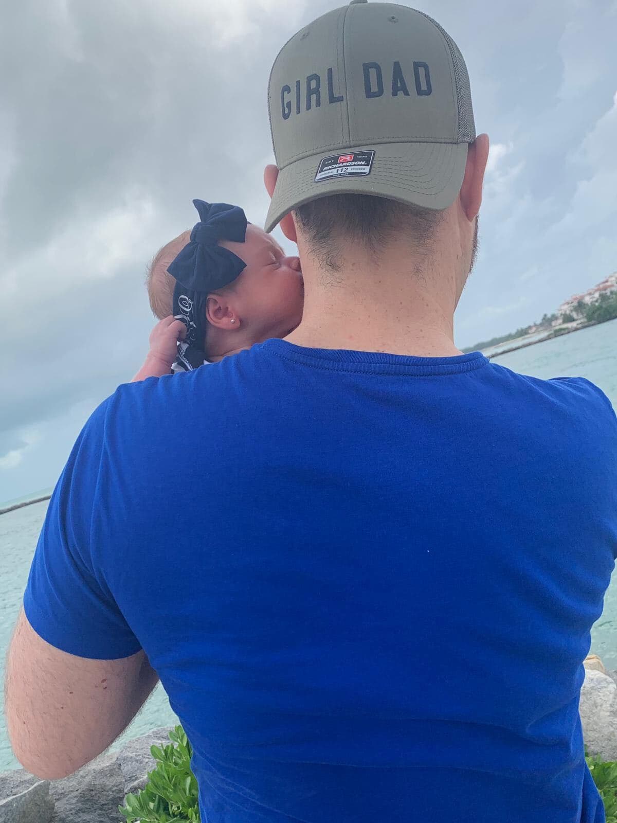 El deseo de ambos era tan grande que decidieron entregarse a Dios e incluso hicieron caso omiso de una especialista, graduada "de Harvard" -según contó Michelle-, que les dijo que nunca serían padres. 
<b><a href="https://www.univision.com/shows/primer-impacto/por-fin-mama-aqui-tienes-las-fotos-de-los-nueve-meses-de-embarazo-de-michelle-galvan-fotos">Desde el embarazo</a>, Fernando dejó claro que se convertiria en un <i>'Girl Dad' </i>en plenitud.<i> </i></b>Desde la llegada de Megan, no se ha separado de ella.