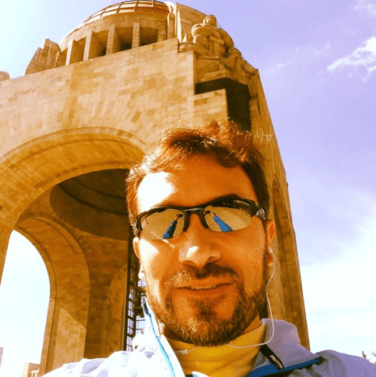 Otra de sus actividades favoritas es caminar por la Ciudad de México, en esta fotografía podemos ver una parte del emblemático Monumento a la Revolución.
<br>