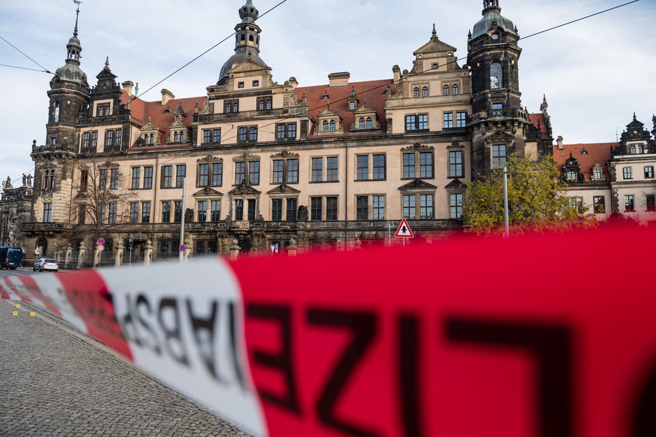 La policía dijo que era demasiado pronto para calcular el valor de los objetos robados pero tenía previsto dar más información durante el día. La policía formó un equipo especial de investigadores para el caso, indicó Woeller.