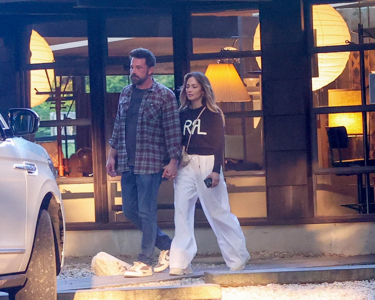 A su salida, ellos se tomaron de la mano para dirigirse a su camioneta, estacionada prácticamente en la entrada del establecimiento. 
<br>