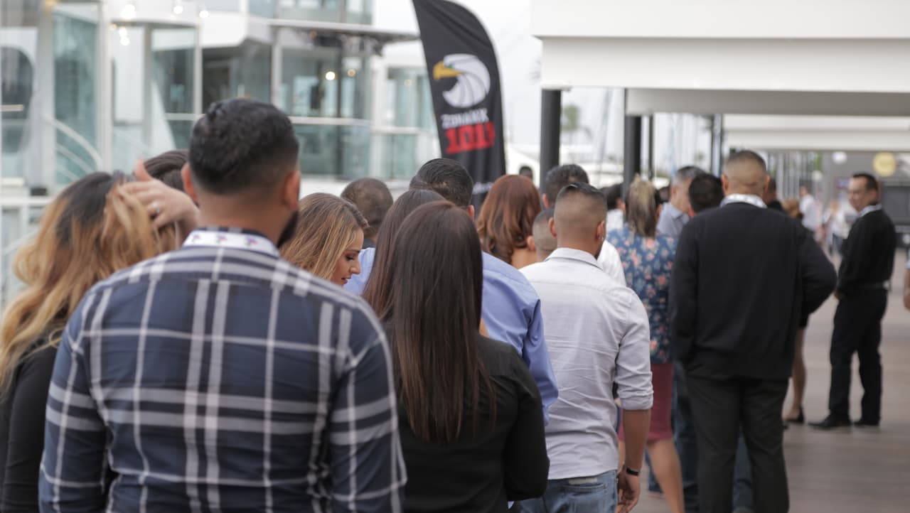 Raúl 'El Pelón', Carla Medrano y El Feo premiaron a sus oyentes con una noche inolvidable al lado de Calibre 50 en un bote privado.