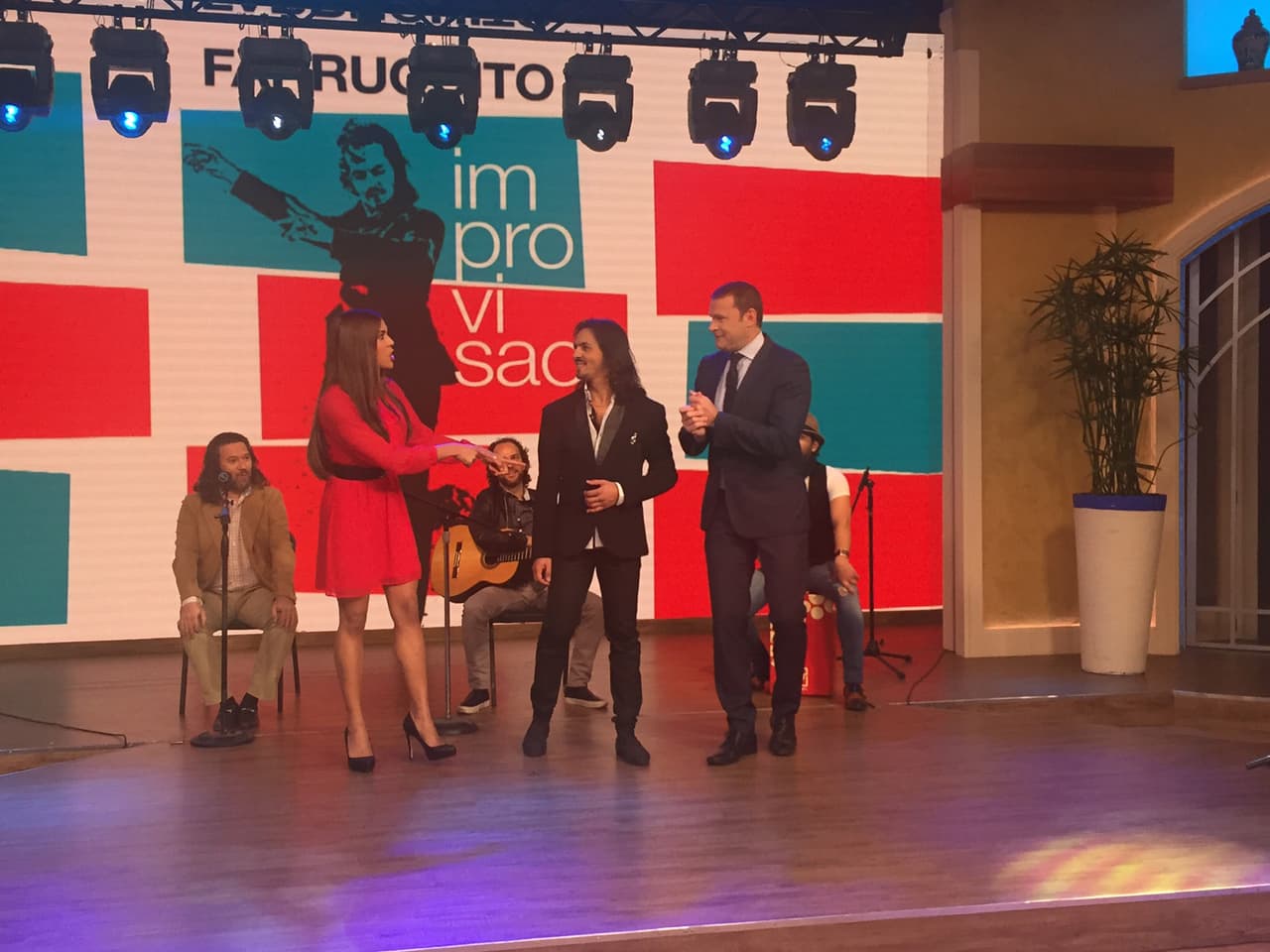 ¡Llego la hora del baile! Hoy zapateamos la pista al ritmo de la leyenda viva del flamenco.