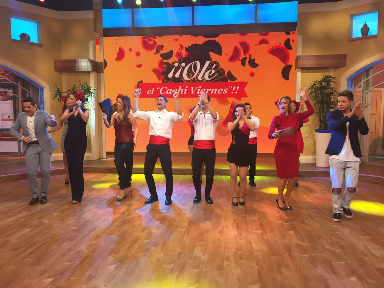 Muy atentos todos, mostraron sus habilidades para el baile.