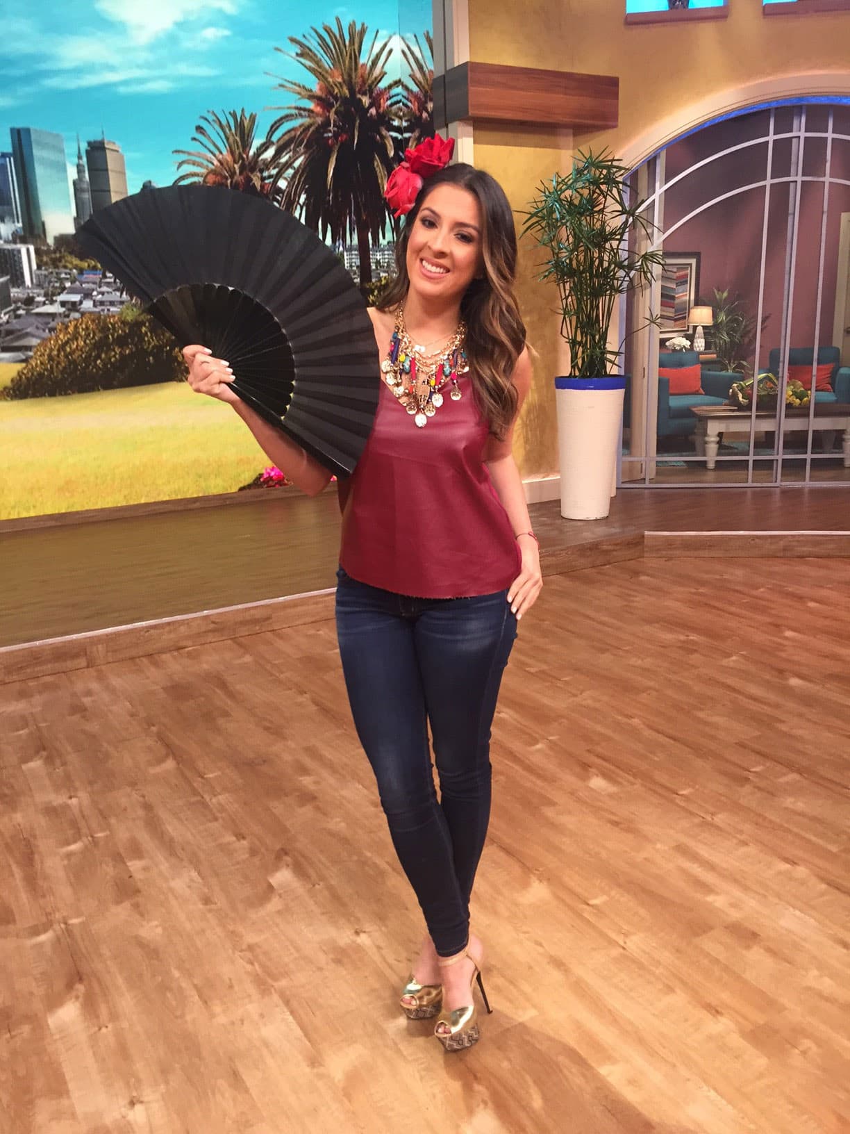 ¡Cuánta elegancia la de Maity Interiano para lucir el abanico!