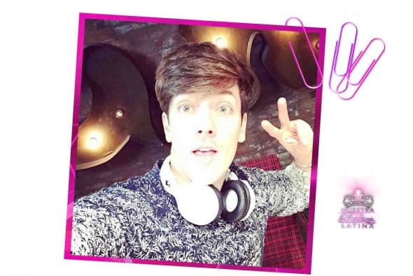 Roger comenzó a los 11 años de edad su carrera dentro de los medios. Durante una década Roger González fue estrella para Disney Channel. Roger es uno de los artistas juveniles más influyentes y queridos en toda América Latina. Actualmente es protagonista del musical “Hoy No Me Puedo Levantar”. Cuenta con más de 1 millón de seguidores en redes sociales. Roger llega a la novena temporada de Nuestra Belleza Latina para traerte todo lo que está pasando en redes sociales. ¡Conócelo!