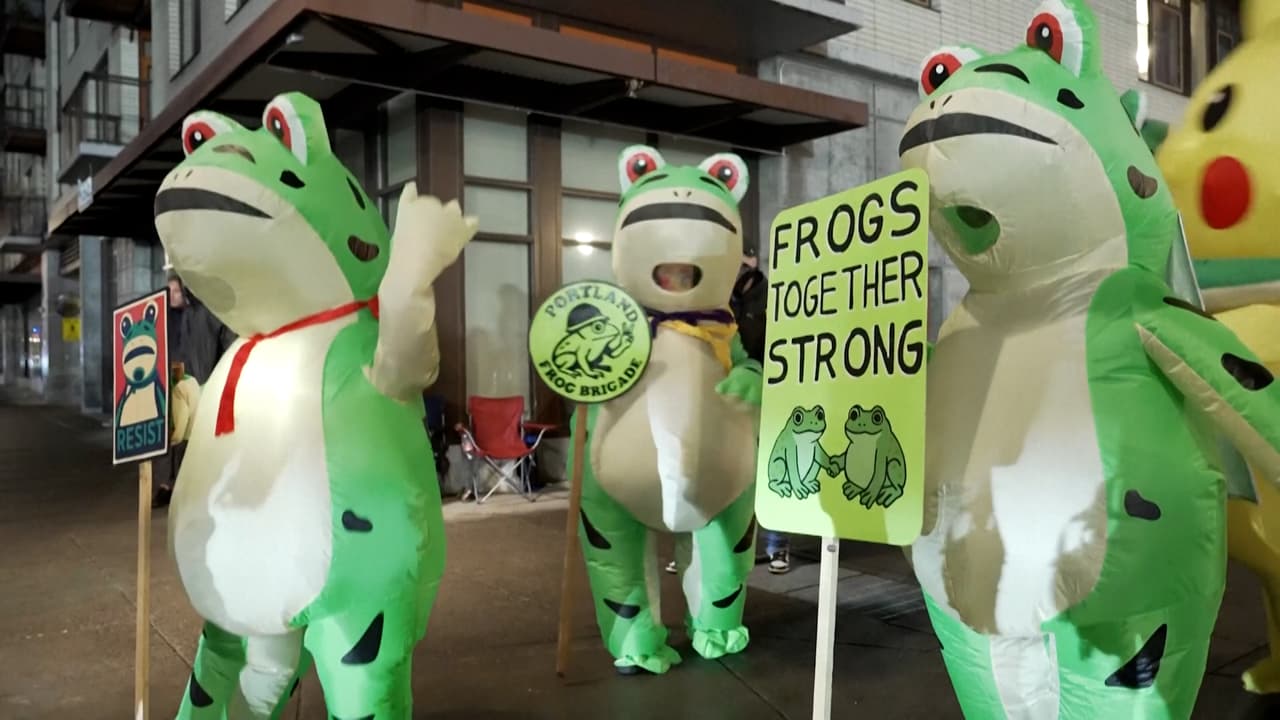 Con estos disfraces, los manifestantes muestran un escenario distinto a la 
<b>“zona de guerra” </b>que alega el presidente Donald Trump para sustentar el envío de la Guardia Nacional a esa ciudad.