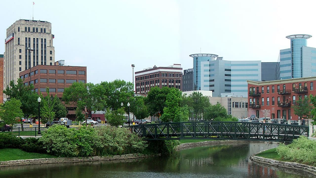 <b>37. Kalamazoo, Michigan. </b>Población: 75,988. Valor promedio de las casas: 98,000 dólares. Tasa de pobreza: 30.9%. Residentes con estudios universitarios: 31.3%. Unos 477,000 hispanos viven en todo el estado. La ciudad también se encuentra entre las más peligrosas de todo el país. Hubo 1,217 crímenes violentos en 2016 por cada 100,000 habitantes, más del triple de la tasa nacional.