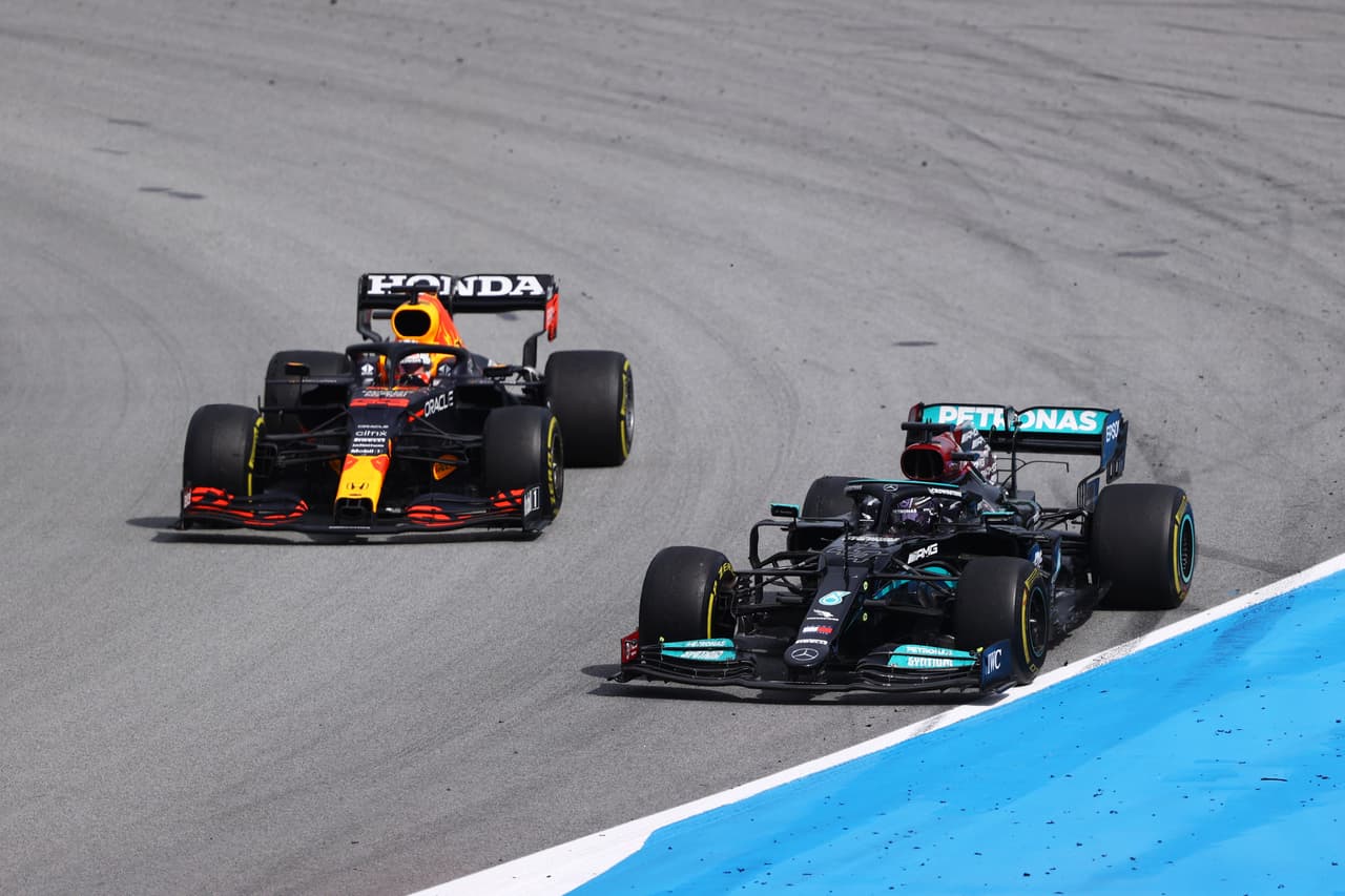 Lewis Hamilton se lleva el Gran Premio de España de la Formula 1. El piloto británico compartió el podio con Max Verstappen de Red Bull, quien cumplió su carrera número 100 y Valtteri Bottas de Mercedes Benz, quien quedó en tercera posición. El mexicano Sergio Pérez obtuvo la quinta posición.