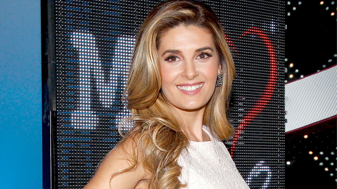 La razón fue que 
<b><a href="http://www.univision.com/programas/novelas/mayrin-villanueva-sale-de-en-tierras-salvajes-y-claudia-alvarez-la-sustituira" target="_blank">Mayrín Villanueva tenía varios proyectos al aire</a></b> y no querían que su imagen se viera desgastada.