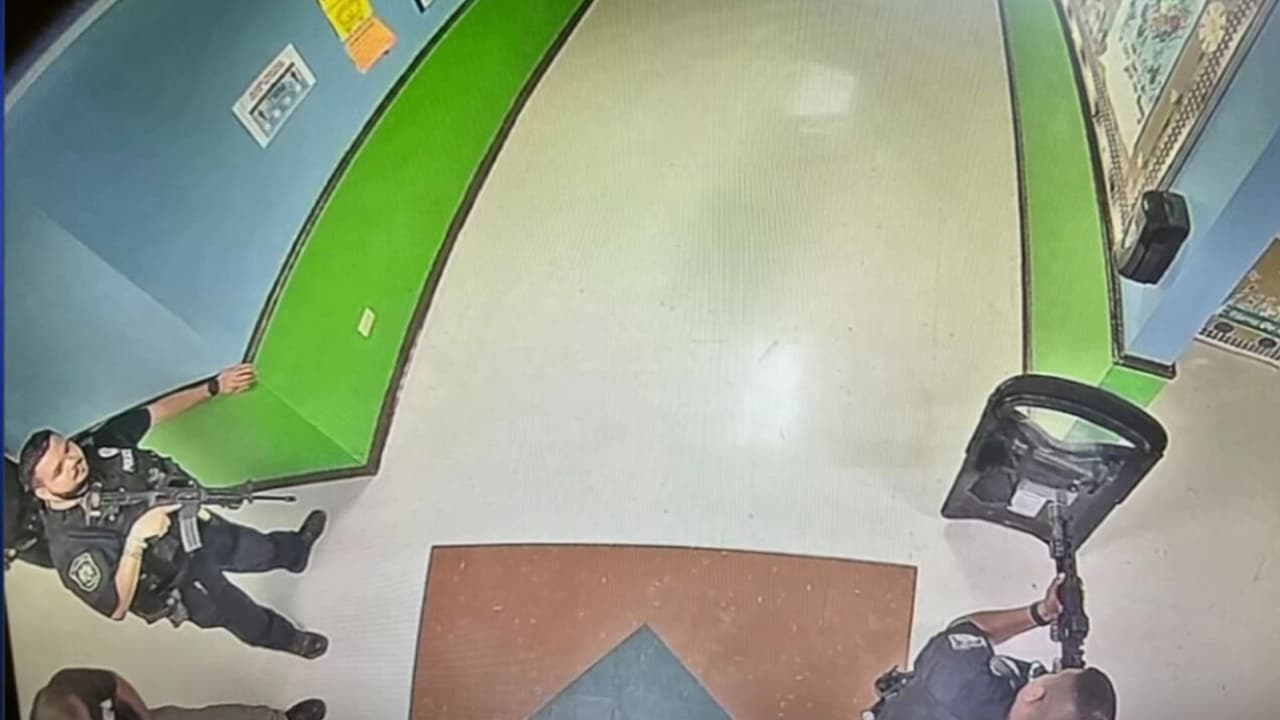 Tiroteo en Uvalde: policías bien armados llegaron 19 minutos después del atacante, pero actuaron mucho más tarde